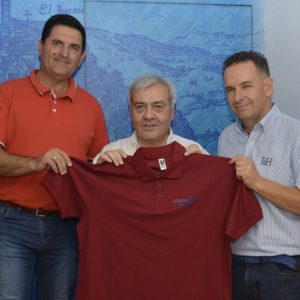 os taxistas estrenan nueva imagen, vestirán polos burdeos y sus vehículos pasearan el color institucional de la ciudad