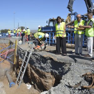 l Gobierno local supervisa la sustitución de una tubería de agua rota en la rotonda de la urbanización La Sisla, junto al Parador