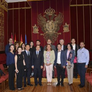 l Gobierno local recibe en el Ayuntamiento a una delegación comercial china de la ciudad de Chengdú