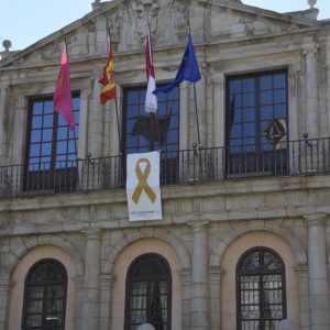 l Ayuntamiento luce en su balconada un lazo dorado con el que se suma a la campaña de concienciación del cáncer infantil