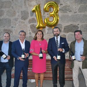 l Ayuntamiento arropa la presentación del vino ‘Martúe 13-13’ en el Puente de San Martín