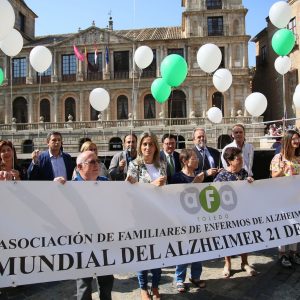 oledo muestra su solidaridad con las personas con Alzheimer en su Día Mundial con una suelta de globos en el Ayuntamiento