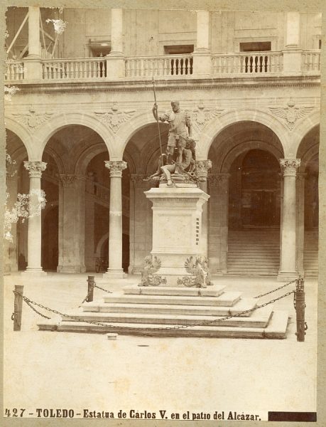 00427 - Estatua de Carlos V en el patio del Alcázar