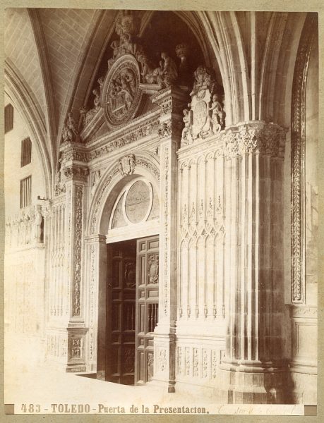 00483 - Puerta de la Presentación en el claustro de la Catedral