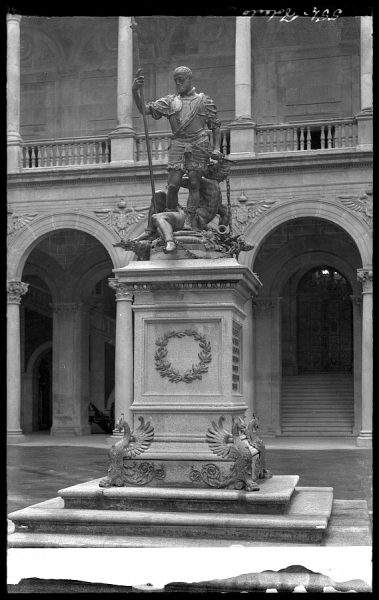 00554 - Estatua de Carlos V en el patio del Alcázar