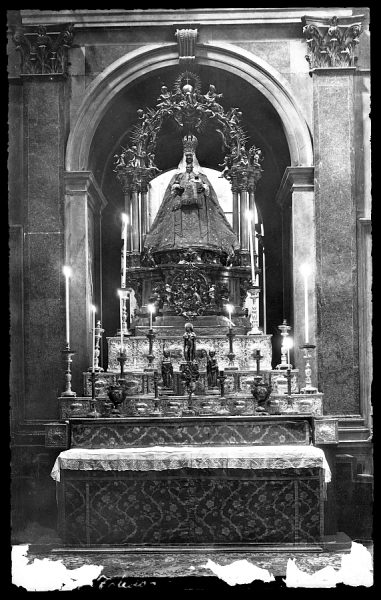 00558 - Imagen de la Virgen del Sagrario en su altar