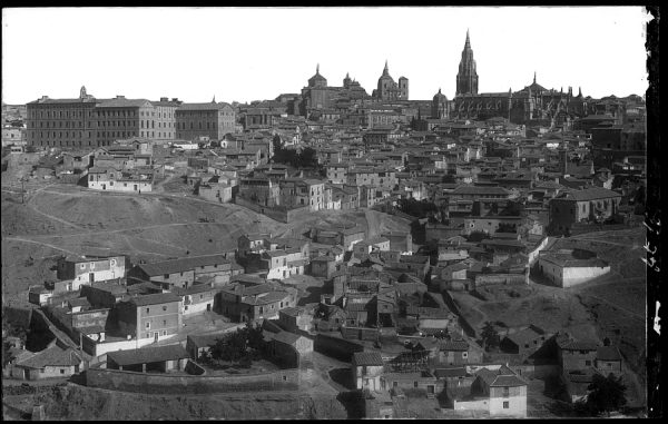 00562 - Vista del Seminario Mayor y la Catedral desde el Valle