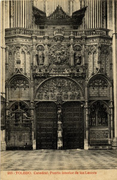 00588 - Catedral. Puerta interior de los Leones