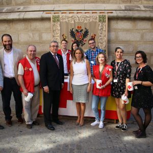 a alcaldesa colabora con los proyectos de infancia y juventud de Cruz Roja en el ‘Día de la Banderita’