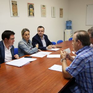 a alcaldesa repasa con la asociación “Alcántara” los proyectos municipales para Santa Bárbara y las necesidades de los vecinos