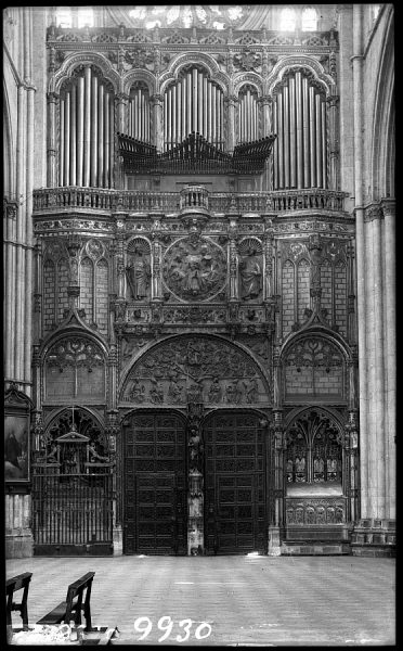 09930 - Catedral. Puerta interior de los Leones
