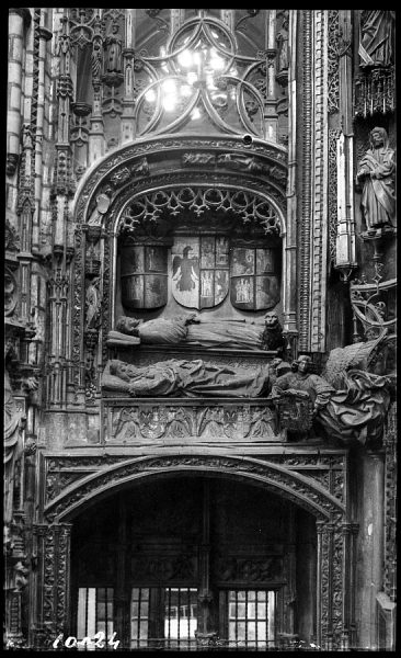 10024 - Catedral. Sepulcro de Alfonso VII en la Capilla Mayor