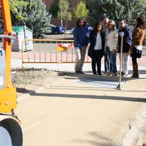 ilagros Tolón visita las obras que el Ayuntamiento ultima en el parque de Los Alcázares y paseo del Poeta Manuel Machado