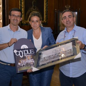 ilagros Tolón se interesa por los proyectos del conjunto musical toledano ‘Candela y son’ a punto de cumplir diez años de trayectoria