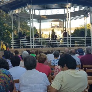 a música de guateque de los años 60 y 70 en el Paseo de la Vega pone punto final a una IX Semana del Mayor de gran participación