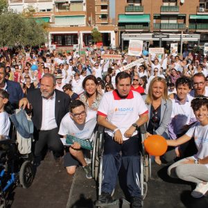 luminación azul y naranja hoy, 4 de octubre, en la fachada del Ayuntamiento con motivo del Día Mundial de la Parálisis Cerebral