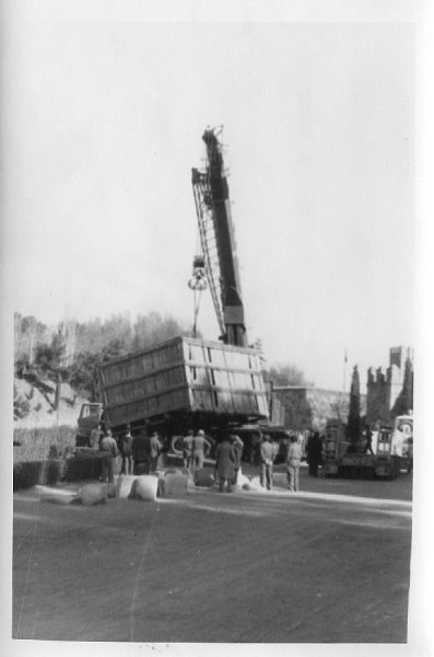 06_La escultura Lugar de encuentros de Chillida llega a Toledo el 4 de diciembre de 1981