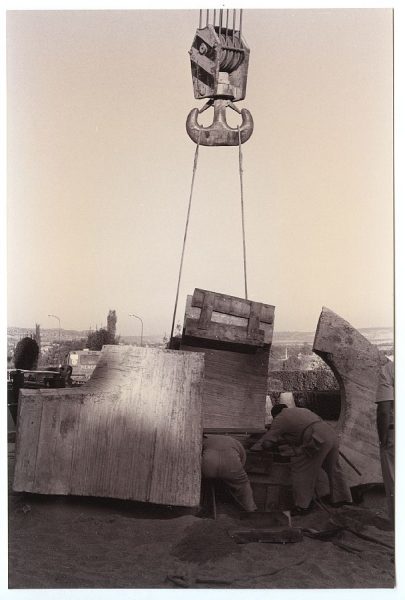 07_Instalación de la escultura de Chillida en septiembre de 1982