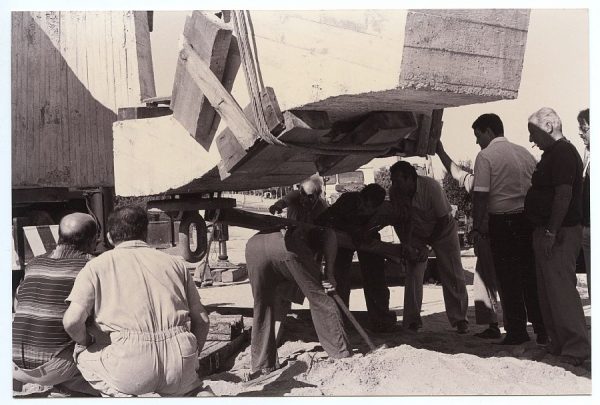 08_Instalación de la escultura de Chillida en septiembre de 1982