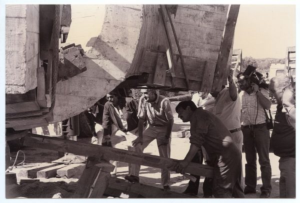 09_Instalación de la escultura de Chillida en septiembre de 1982