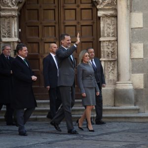 a alcaldesa de Toledo, con el Rey Felipe VI en su visita a la exposición “Cisneros. Arquetipo de virtudes, espejo de prelados”