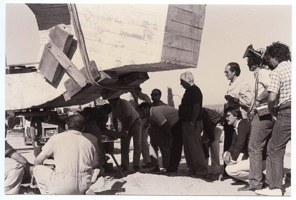 10_Instalación de la escultura de Chillida en septiembre de 1982