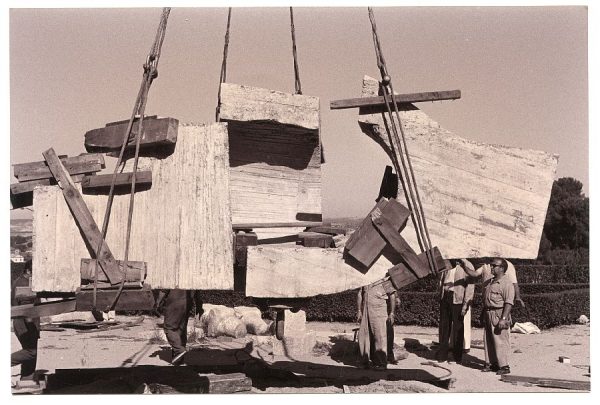 11_Instalación de la escultura de Chillida en septiembre de 1982