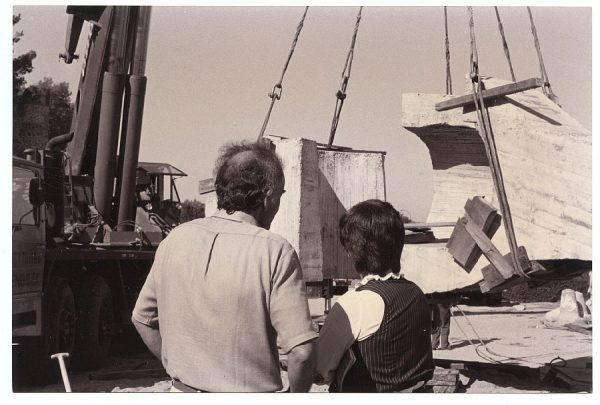 12_Instalación de la escultura de Chillida en septiembre de 1982