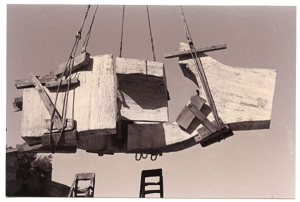 14_Instalación de la escultura de Chillida en septiembre de 1982