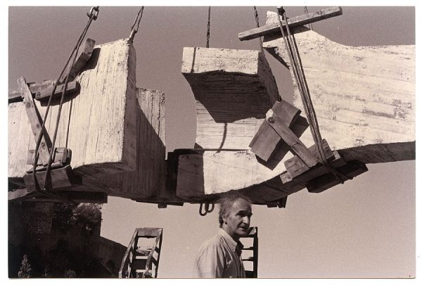 15_Instalación de la escultura de Chillida en septiembre de 1982