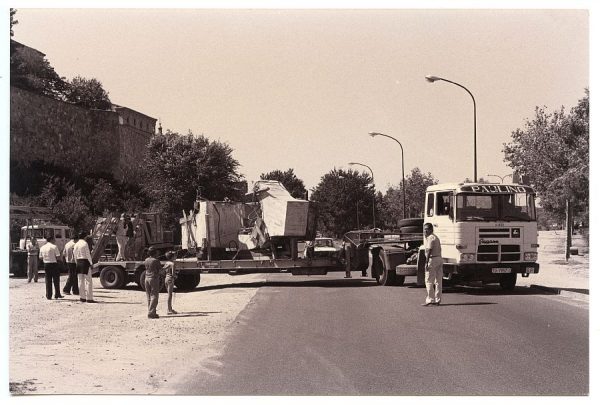 17_Instalación de la escultura de Chillida en septiembre de 1982