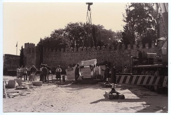 18_Instalación de la escultura de Chillida en septiembre de 1982