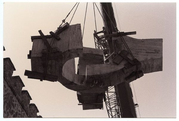 20_Instalación de la escultura de Chillida en septiembre de 1982