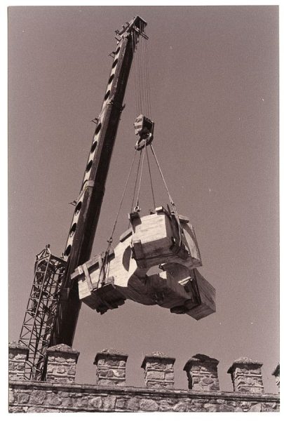 22_Instalación de la escultura de Chillida en septiembre de 1982