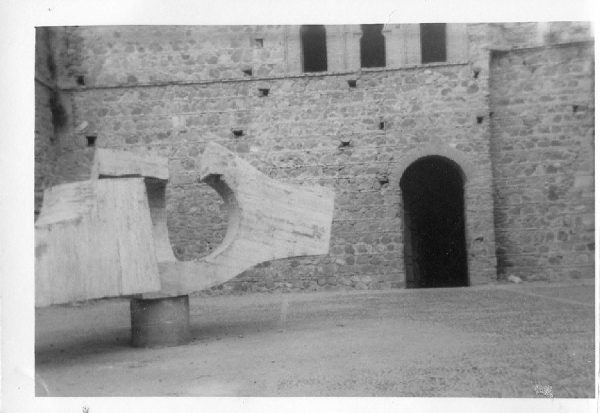 23_Instalación de la escultura de Chillida en septiembre de 1982