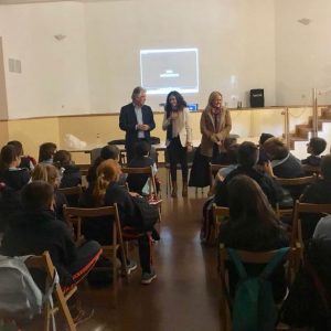 a OMIC imparte talleres sobre conciencia publicitaria a más de 250 alumnos de Primaria y ESO de la mano de Santiago García-Clairac