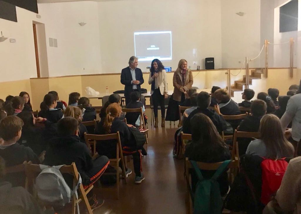 https://www.toledo.es/wp-content/uploads/2017/11/concejalas_taller-consumo_publicidad.jpeg. La OMIC imparte talleres sobre conciencia publicitaria a más de 250 alumnos de Primaria y ESO de la mano de Santiago García-Clairac