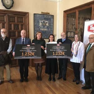 yuntamiento y Tello entregan al Banco de Alimentos y Cáritas más de 2.400 euros del III Campeonato Internacional de Jamón
