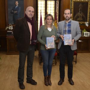 na nueva publicación sobre la ciudad conjuga el patrimonio y la historia con tintes de leyenda a través de rutas guiadas por Toledo