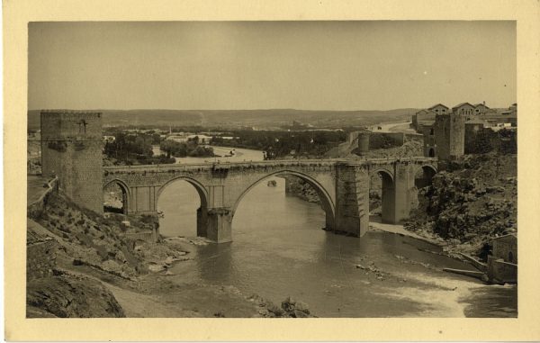 04 - Vista del puente de San Martín y la Fábrica de Armas