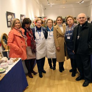 a alcaldesa destaca la labor y compromiso de Manos Unidas en la inauguración de su ‘Mercadillo Solidario’