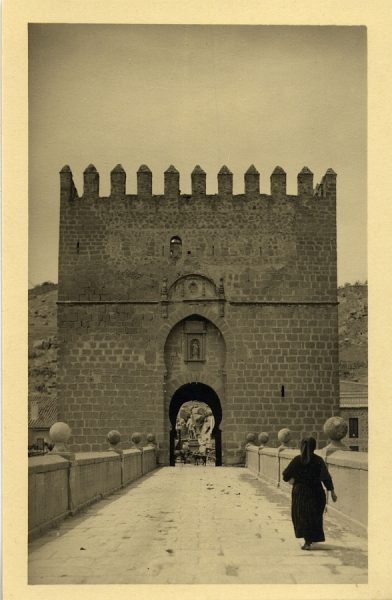 12 - Puerta del puente de San Martín