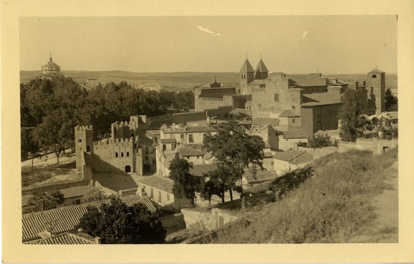 43039_AMT - Vista de la puerta de Bisagra desde la subida de la Granja