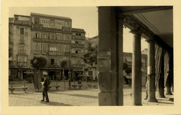 43048_AMT - Plaza de Zocodover y estudio fotográfico de Lucas Fraile