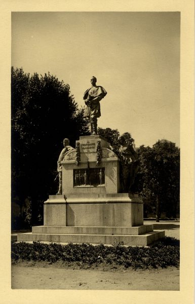 7 - Monumento al comandante Villamartín en el paseo de Merchán