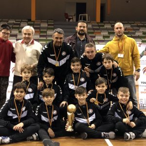 a entrega de trofeos pone fin a la segunda edición de la Champions Futsal Cup que se ha celebrado en Toledo