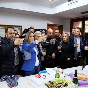 a alcaldesa visita a las fuerzas de seguridad municipal que cumplen con el servicio de guardia para felicitarles las fiestas