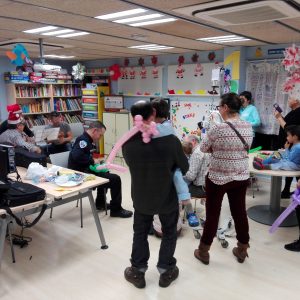 gentes de la Policía Local amenizan la Navidad de los niños oncológicos del Hospital Virgen de la Salud
