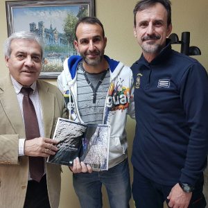 l Gobierno recibe a miembros del Club de Espeleología ‘17 picos, 17 simas’ en el que participan bomberos de Toledo