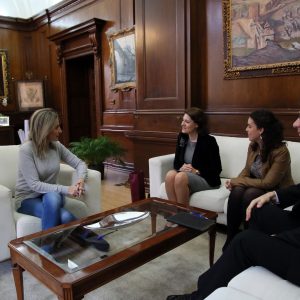 a alcaldesa recibe a la embajadora de Rumanía en España y destaca las relaciones culturales que «nos acercan y enriquecen»